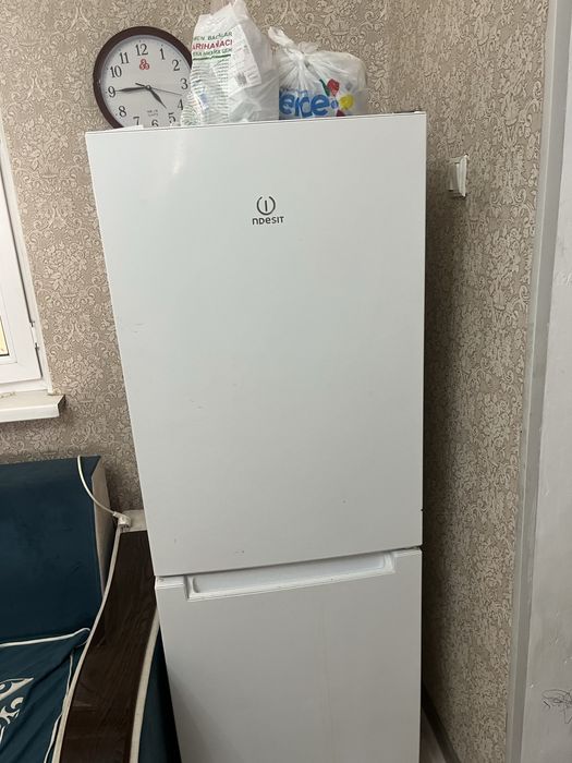 Холодильник indesit