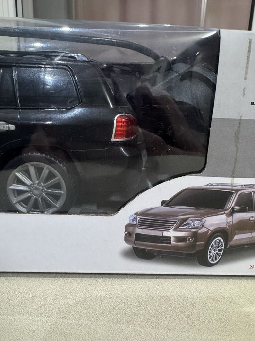 Машинка Lexus LX 570 на пульт управлении.