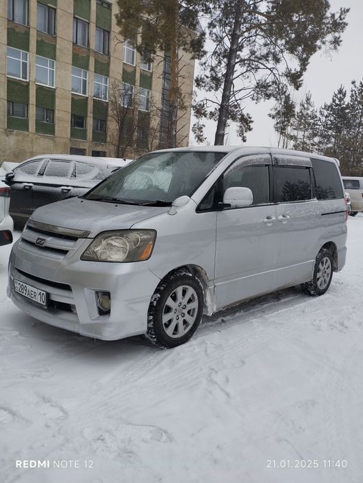 Тойота Noah , минивэн