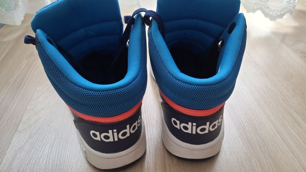 Adidași, Mărime 38