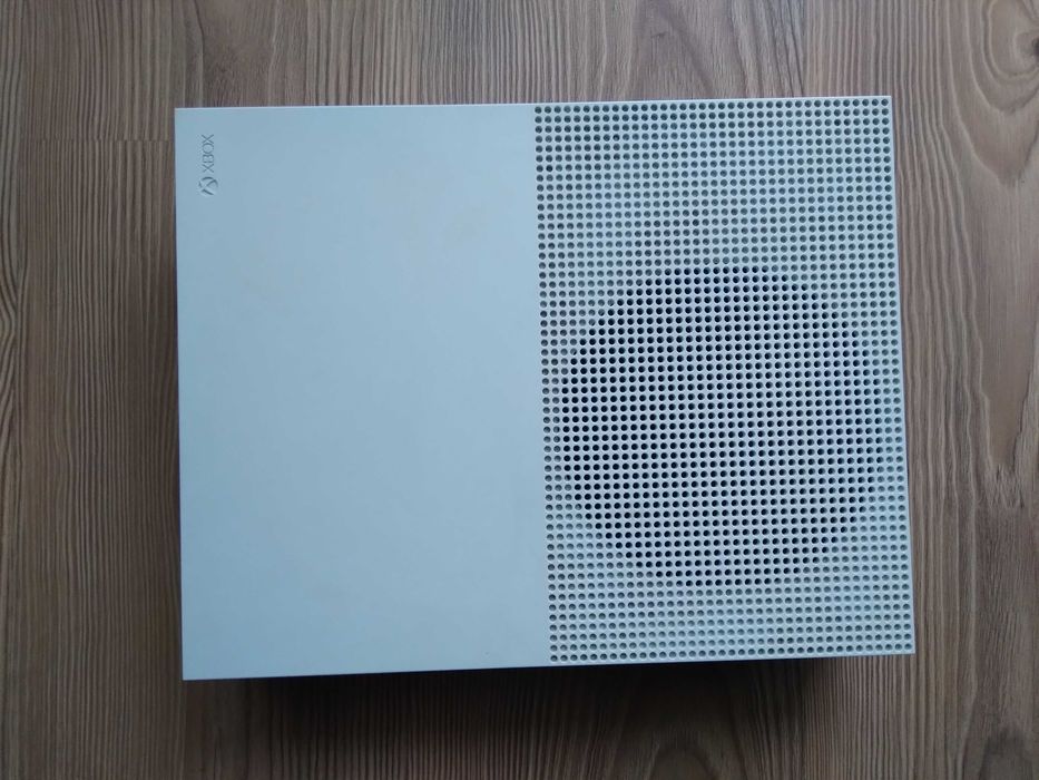 Xbox One S 500 GB + игри