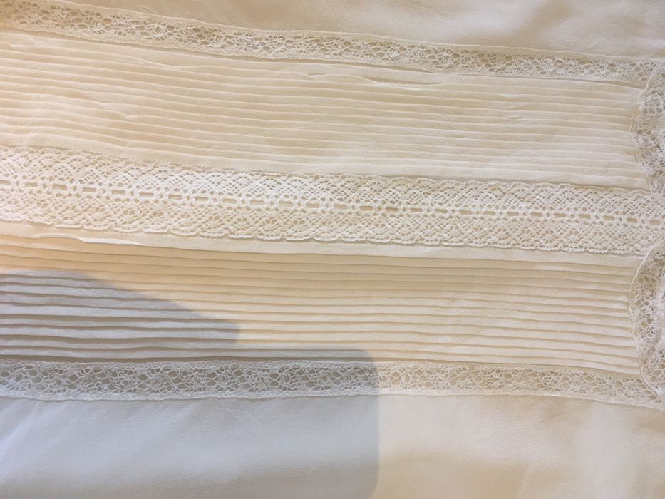 bluza alba din matase, cu maneca scurta