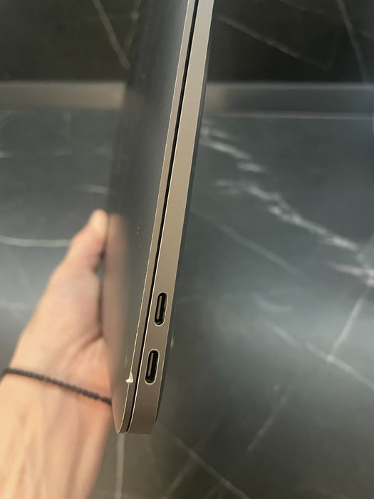 Vând MacBook Air M1, 2020, cu procesor Apple M1 și 8 GB RAM.