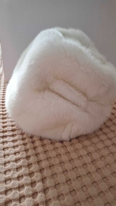 белая норковая шапка