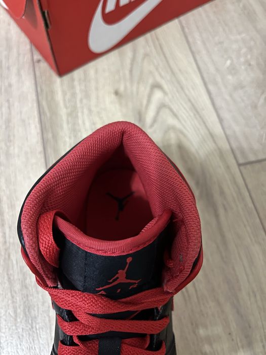 Обувки Nike Air Jordan 1 Mid Bred