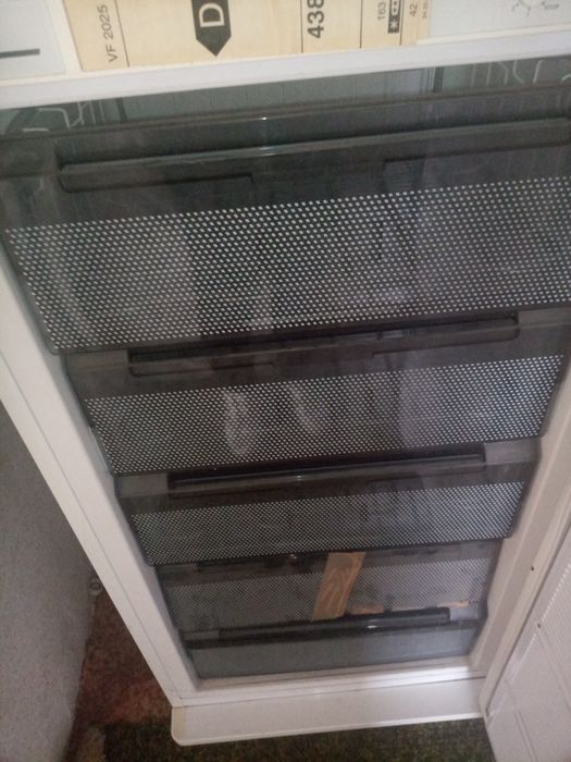 Продавам Фризер Силтал с 5 чекмеджета.