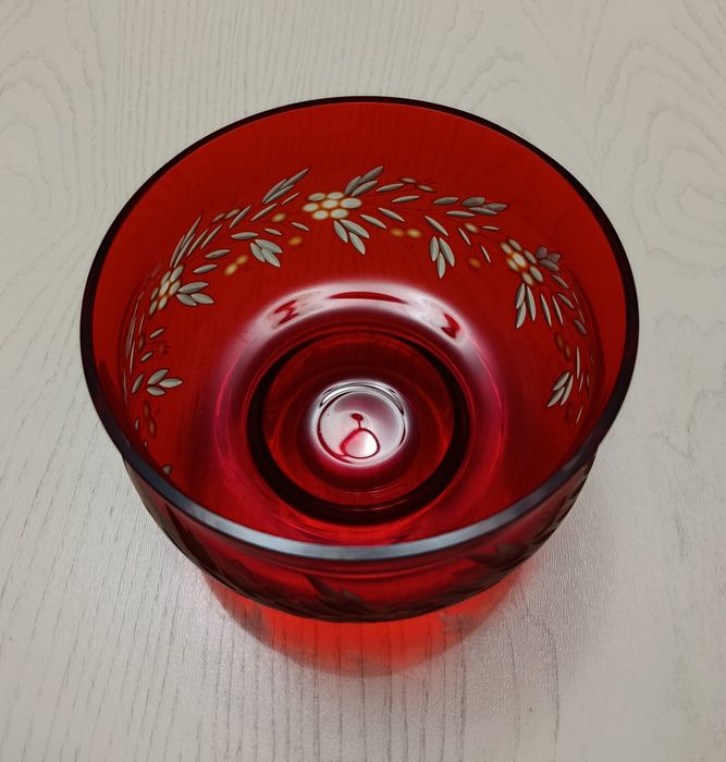 Винтажная ваза Рубинового цвета с гравюрой