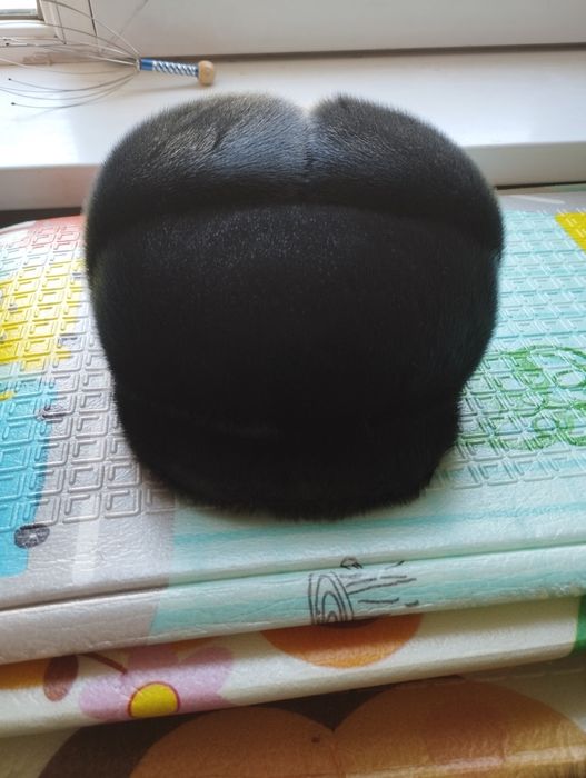 Продаются мужские шапки.