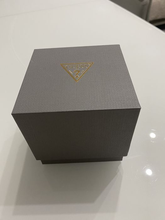 Продава се Guess часовник