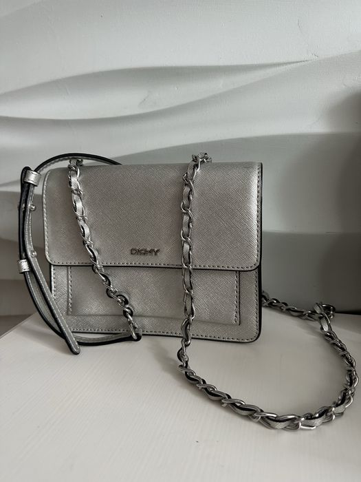 Сумка crossbody DKNY серябристого цвета