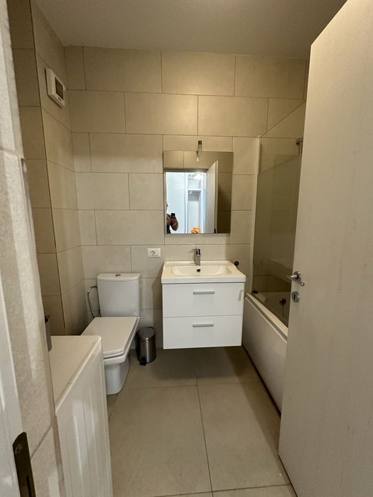 Inchiriez apartament 3 camere cu loc de parcare / Pacurari