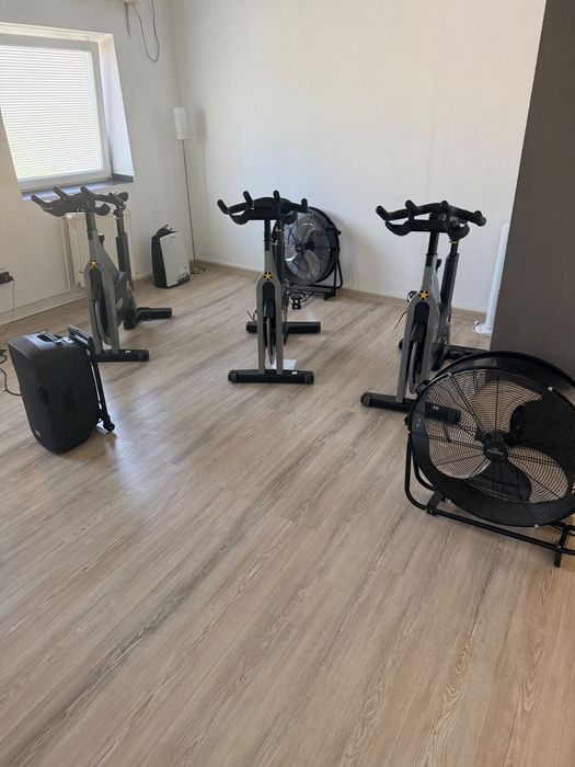 Biciclete spinning Life Fitness si Technogym