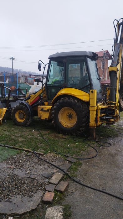 Execut lucrări de săpătură buldoexcavator new Holland lb95b