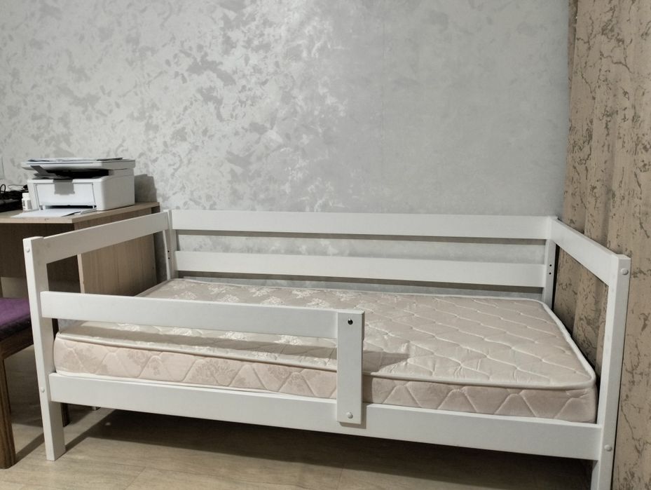 Продам детскую кровать с матрасом.