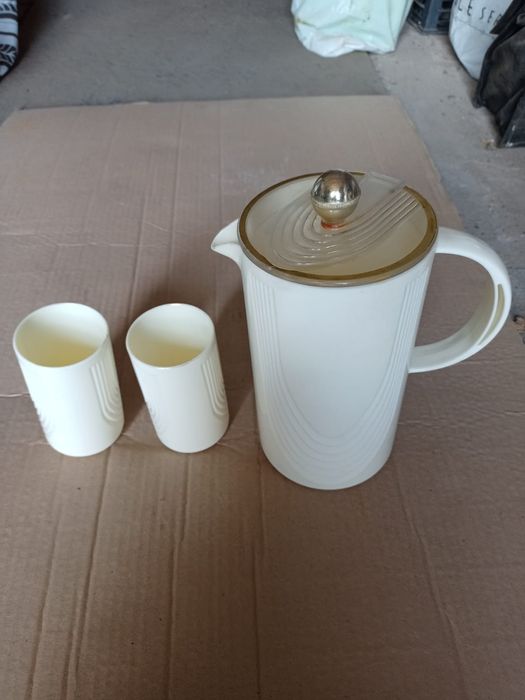 Графин со стаканами.