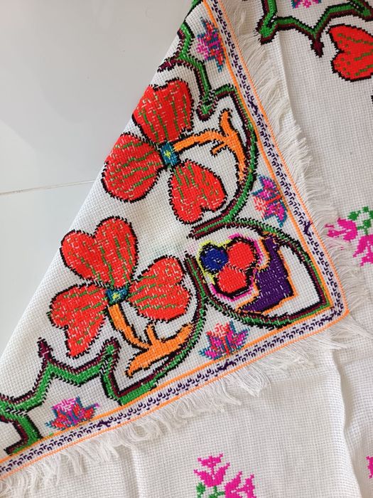 Față de masă cusută manual