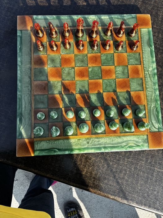 Шах от дърво и епоксидна смола