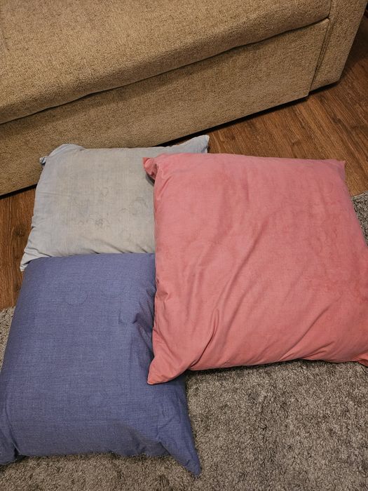 Masă nouă și perne cu fulgi