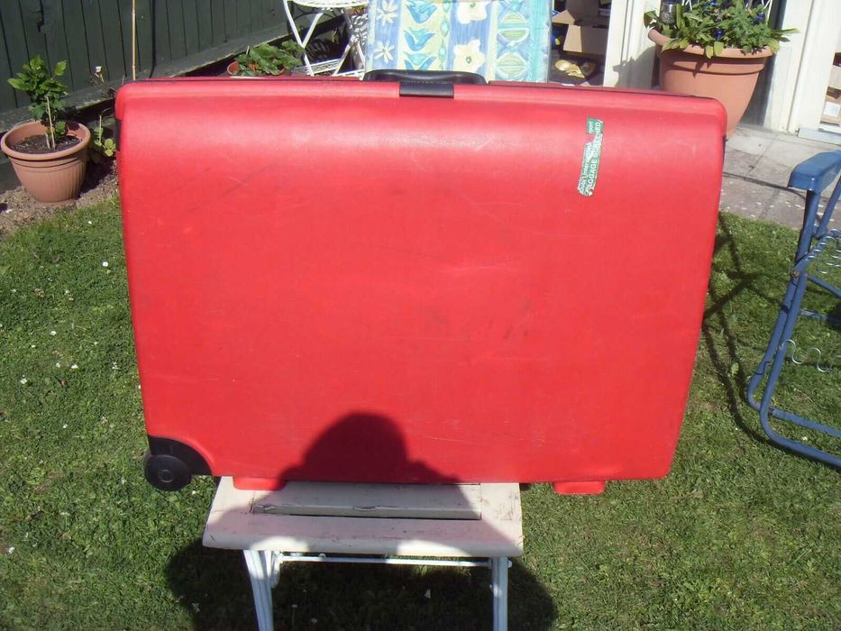 Valiza rosie Mos Craciun / plastic Carlton, Samsonite se muta pe Publi