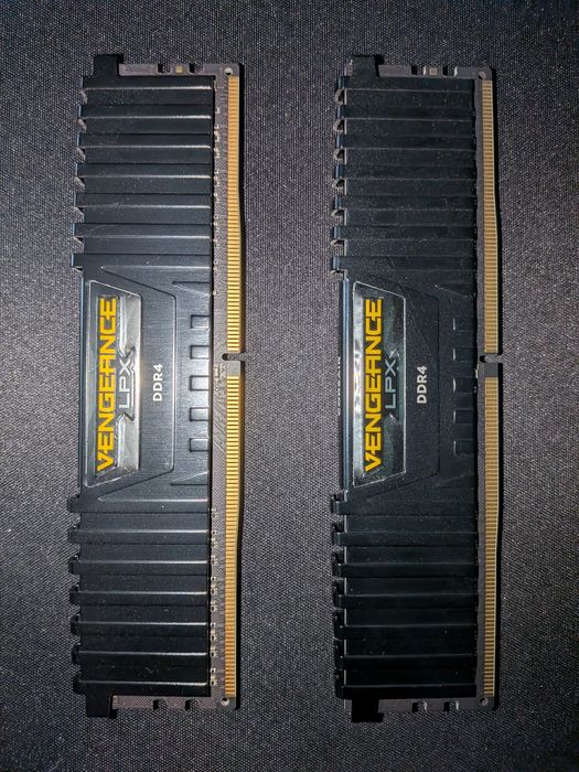 16 GB DDR4 RAM Corsair Vengeance LPX high performance