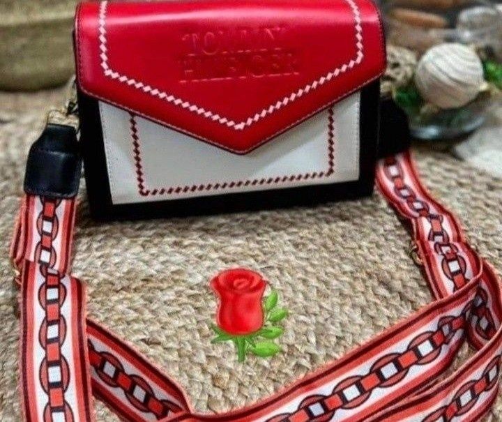 Geanta crossbody Tommy Hilfiger super model, curea reglabila,saculet, etichetă a