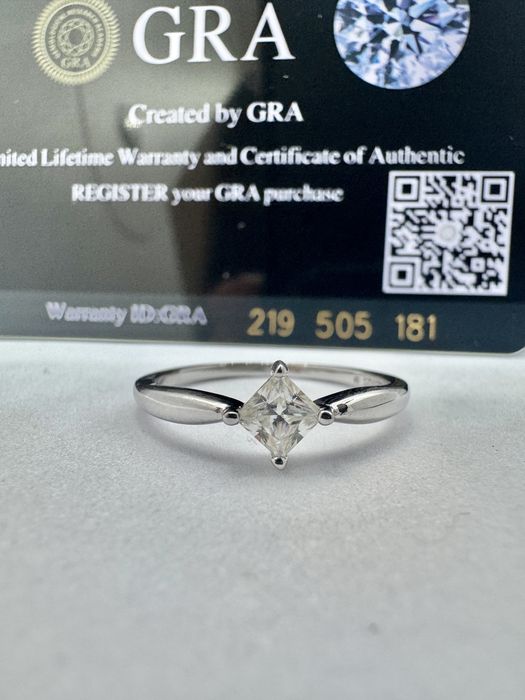 Сребърен пръстен с мойсанит (Диамант) 0.4 карата