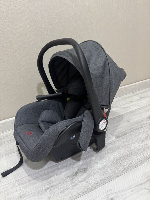 Детская коляска с люлькой