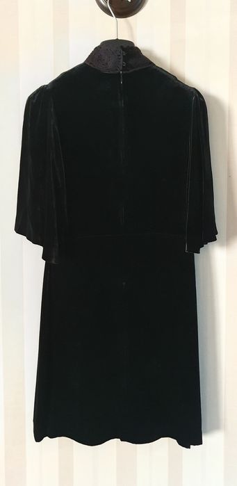 Vând rochie neagra, din catifea, Zara!