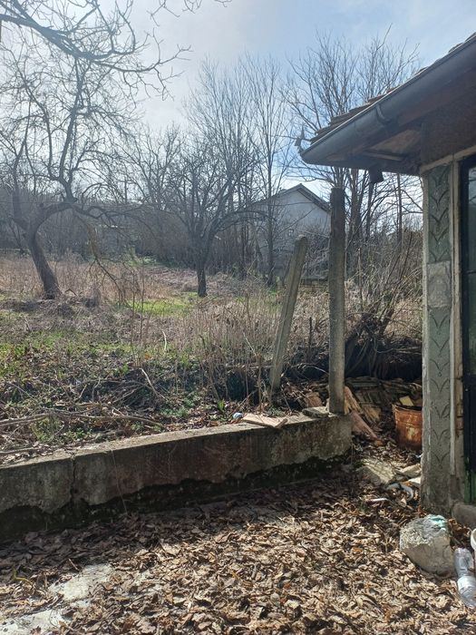 Тухлена къща с двор