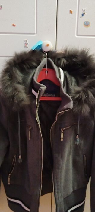 Красиво сиво палтенце