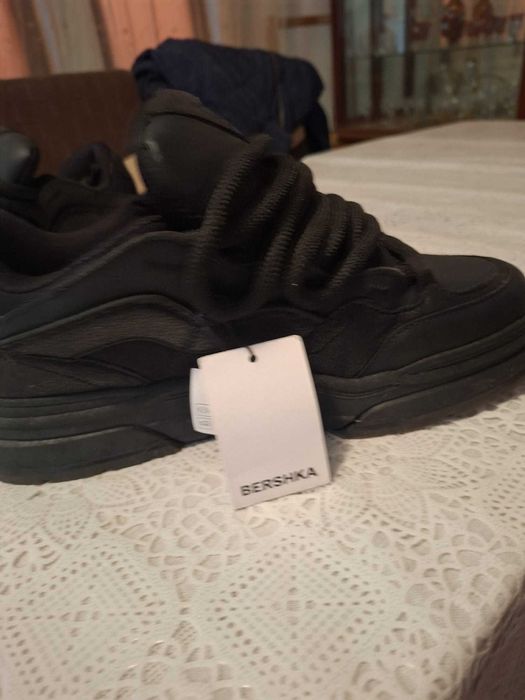 Adidași Bershka negri – NOI, NEPURTAȚI
