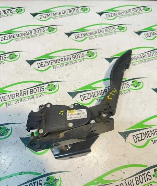 Pedala acceleratie 8200 386 506 Dacia Logan 2010 1.5 D MT (86 hp)