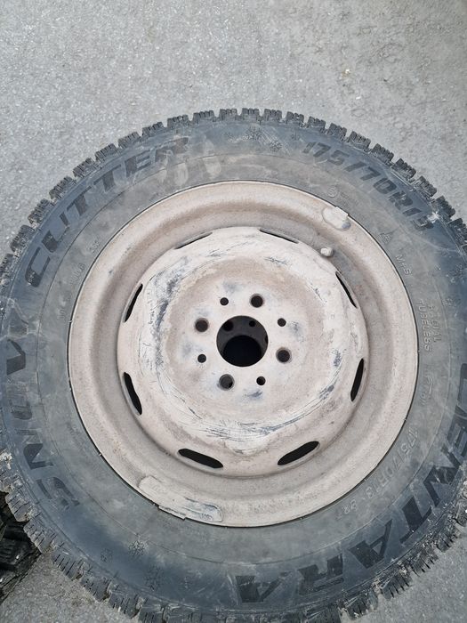 Продам зимние шины с дисками на 13