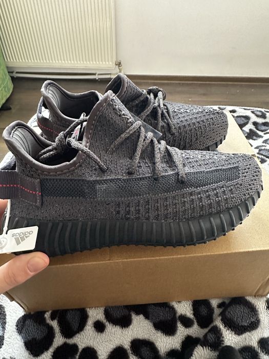 Yeezy 350 v2    Noi