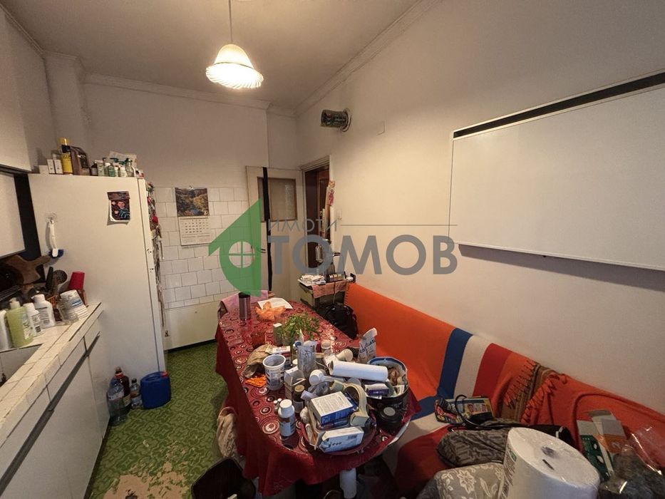 Просторен тристаен апартамент с търговско помещение в района на Центъ