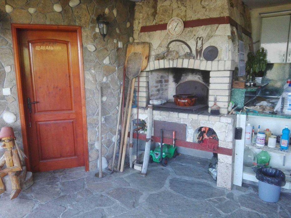 Продавам къща за живеене и къща за гости с голям двор