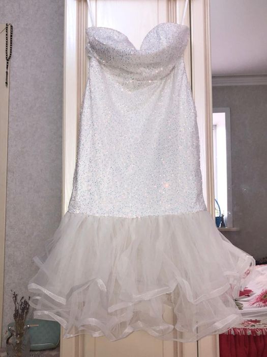 Платье белого цвета с пышной юбкой и пайетками