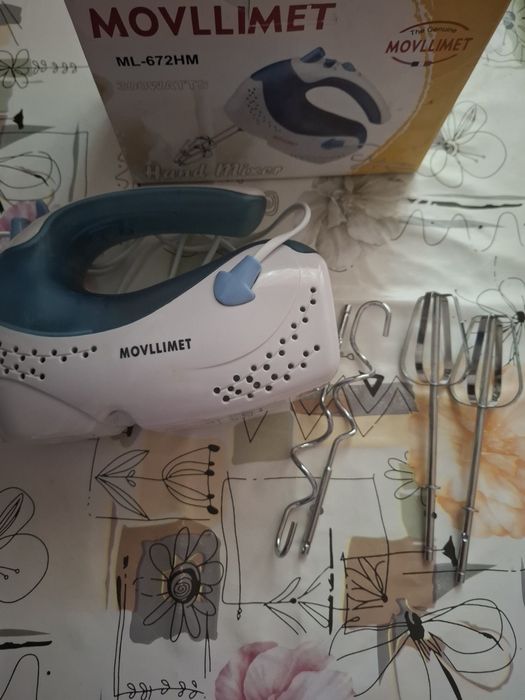 Mixer de mână în stare de funcționare.