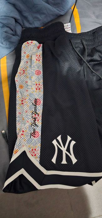 New Era Pantaloni scurti