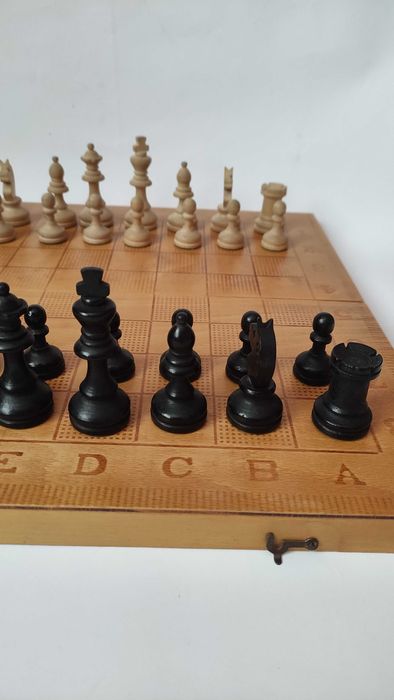 Шах с дървени фигури 35 х 35 см