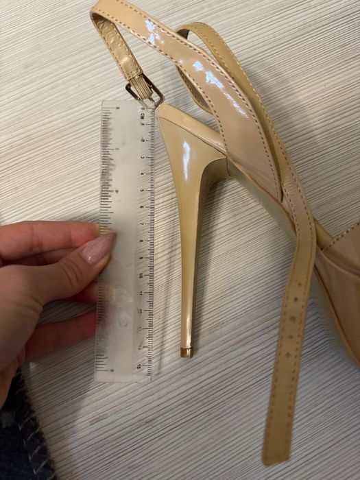 Дамски бежови токчета с платформа тип сандал