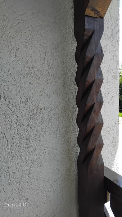 Stalpi din lemn cu model traditional