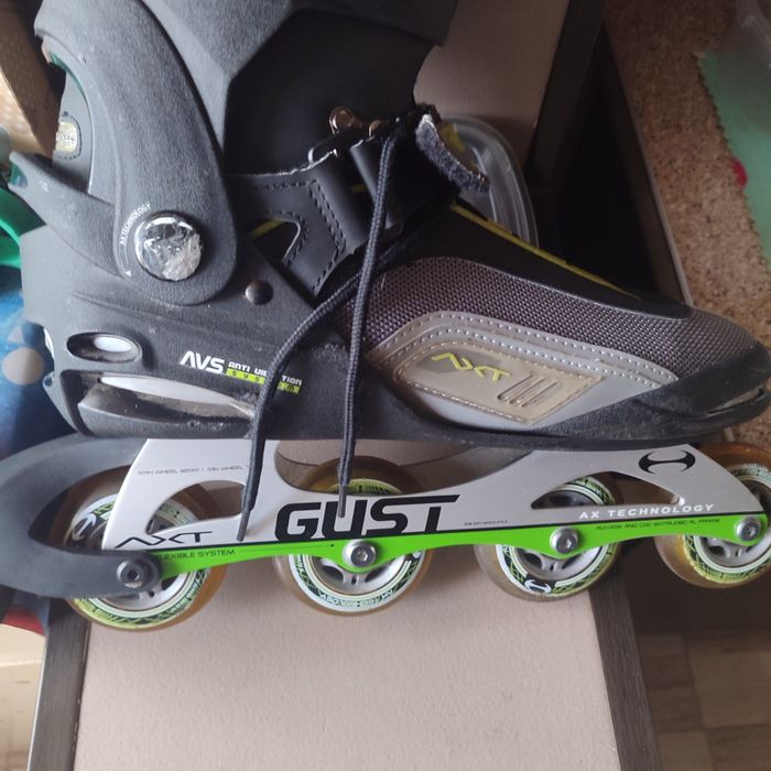 Продаются роликовые коньки.