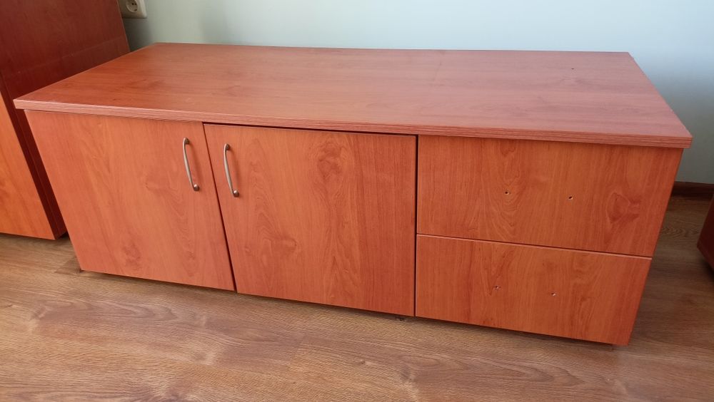 Продавам телевизионен шкаф. Отлично състояние