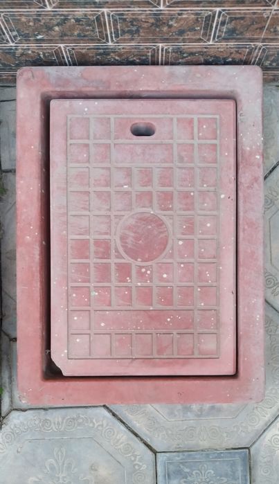 Люк канализационный, немного отколат уголок крышки