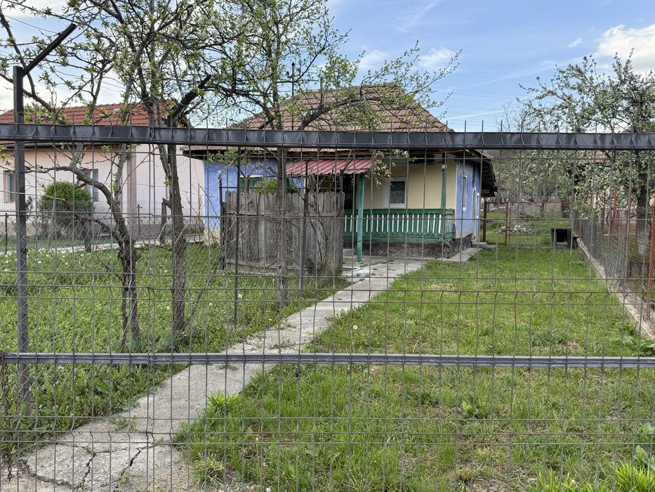 Casă bătrânească + teren