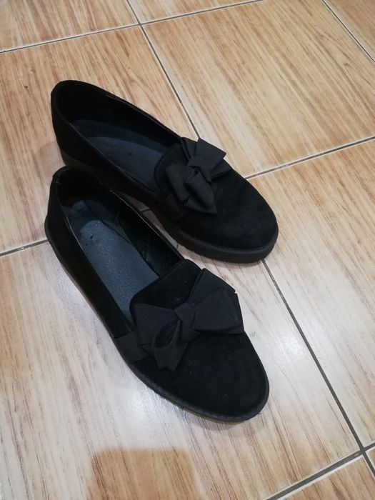 Vând pantofi cu talpă groasă