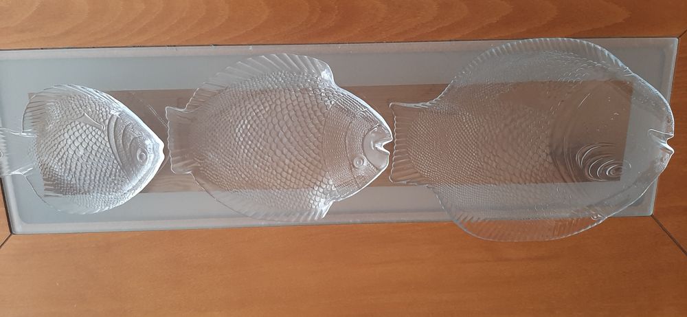 Комплект стъклени чинии във формата на риба.