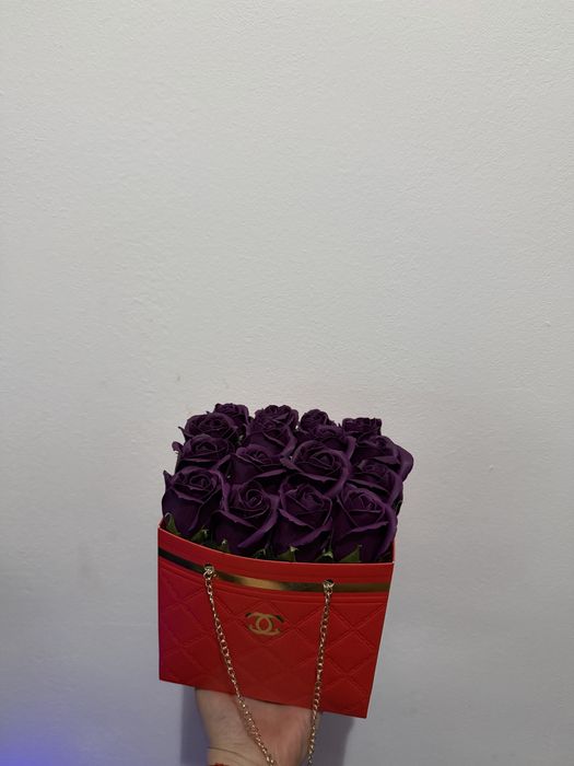 Poseta cu trandafiri de sapu