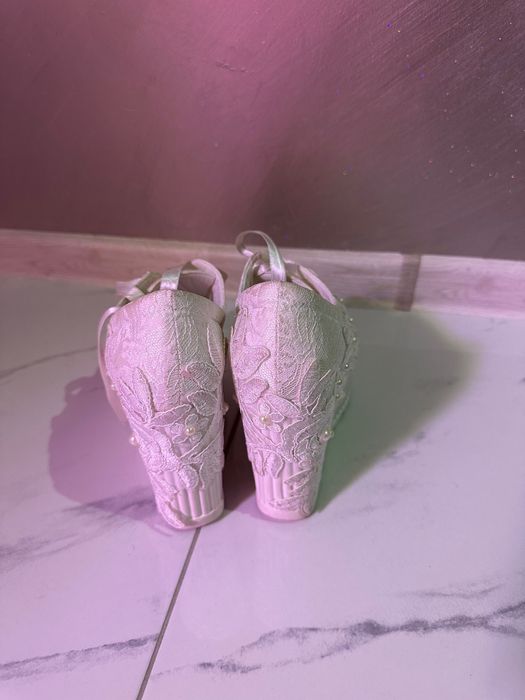 Сватбени обувки с дантела